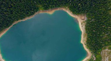 Hava manzarası ormanlı bir dağ gölünün büyüleyici görüntüsü