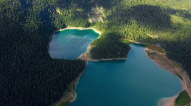 Hava manzarası ormanlı bir dağ gölünün büyüleyici görüntüsü