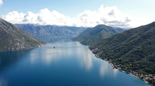 Vista aerea di un mare pulito incredibile situato in campagna — Foto Stock