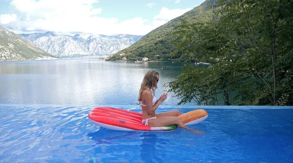 Mince jeune femme caucasienne blonde en maillot de bain et lunettes de soleil — Photo