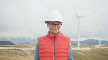 Büyüleyici genç bayan mühendis büyük bir kompleksin açılışına seviniyor.