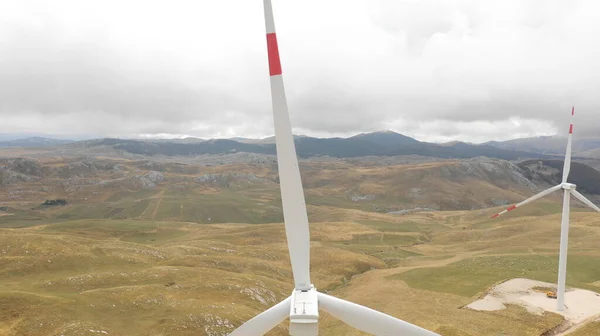 Widok z lotu ptaka na majestatyczne turbiny generatory elektryczne — Zdjęcie stockowe