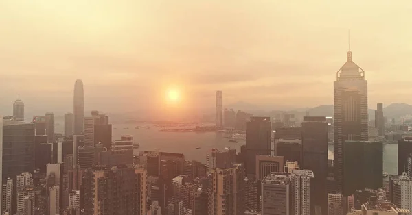 AERİAL. Hong Kong Gündoğumu, İHA 'dan görüntü, Hong Kong Güneş şekli gökyüzünde — Stok fotoğraf