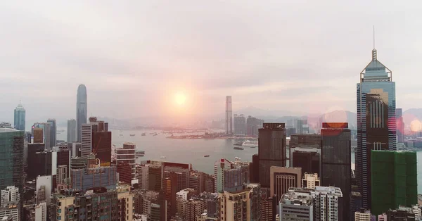 航空機だ。香港日の出、ドローンからの眺め、空の香港の太陽の形 — ストック写真