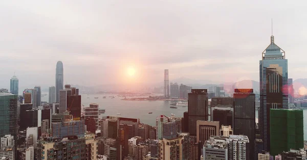 AERİAL. Hong Kong Gündoğumu, İHA 'dan görüntü, Hong Kong Güneş şekli gökyüzünde — Stok fotoğraf