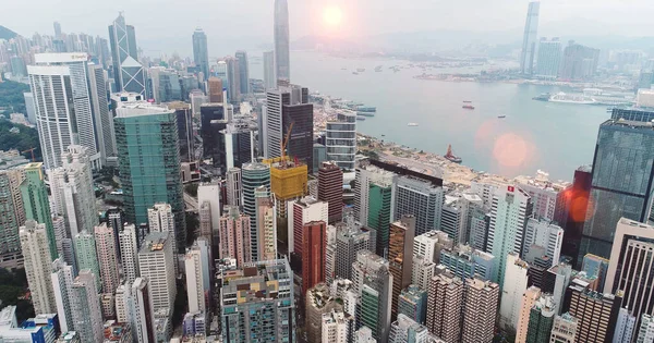 航空機だ。香港日の出、ドローンからの眺め、空の香港の太陽の形 — ストック写真