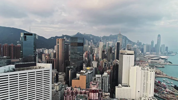 Modern gökdelenleri ve çağdaş tasarımı olan gelişmiş bir Hong Kong şehrinin uçan insansız hava aracının en iyi görüntüsü. İş ve finans merkezleri olan Çin kasabası ve arabalı yol — Stok fotoğraf