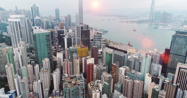 Vista superior foto aérea de drone voador de uma cidade de Hong Kong desenvolvida com arranha-céus modernos com design contemporâneo. China cidade com negócios e centros financeiros e estrada com carros — Fotografia de Stock