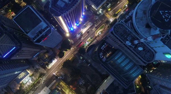 AERIAL. Filmový pohled. Hight view to Kuala Lumpur city, Malajsie. Cityscape podnikání mrakodrapy noc v centru. — Stock fotografie