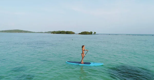 Drohne Vögel aus der Vogelperspektive des Menschen üben sup paddle board in türkisfarbenen tropischen klaren Gewässern, Thailand — Stockfoto
