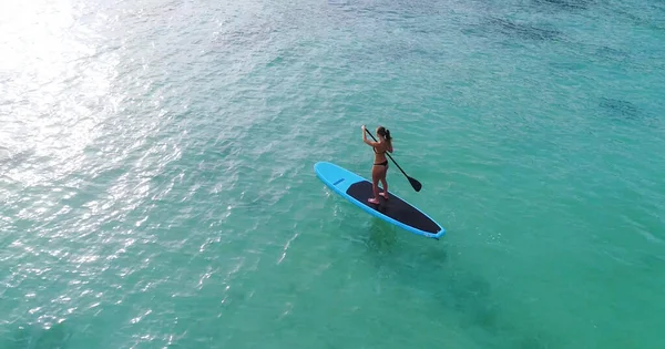 Aerial drone birds eye view of man ćwiczenia suppaddle board in turquoise tropical clear waters, Tajlandia — Zdjęcie stockowe