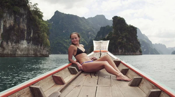 Young Happy Mixed Race Girl Sentarse y relajarse en el tradicional barco tailandés de madera de cola larga en el lago Khao Sok. Provincia de Phang Nga, Tailandia. — Foto de Stock