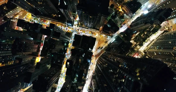 Luchtvaartmaatschappij. Brid ogen uitzicht van drone van Hong Kong stad 's nachts tijd — Stockfoto
