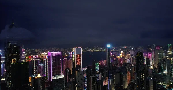 AERIAL. Bride Eyes Blick von der Drohne der Stadt Hongkong bei Nacht — Stockfoto