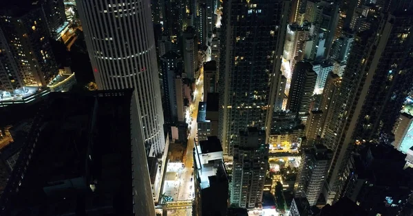 Luchtvaartmaatschappij. Brid ogen uitzicht van drone van Hong Kong stad 's nachts tijd — Stockfoto