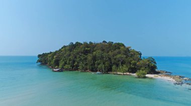 Beyaz kumlu sahil ve mavi şeffaf su ve mercan resifleriyle izole edilmiş küçük tropikal adanın AERIAL manzarası. Manzara, sürat tekneleri, uzun kuyruklu botlar, Khai Nok adası, Phuket, Tayland.