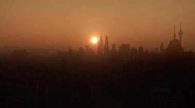 Beyaz kumlu sahil ve mavi şeffaf su ve mercan resifleriyle izole edilmiş küçük tropikal adanın AERIAL manzarası. Manzara, sürat tekneleri, uzun kuyruklu botlar, Khai Nok adası, Phuket, Tayland.