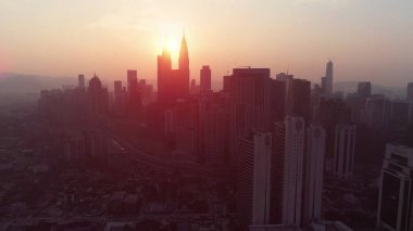 Kuala Lumpur şehrinin silüetiyle sabah dramatik ve turuncu hava manzaralı Kuala Lumpur şehri