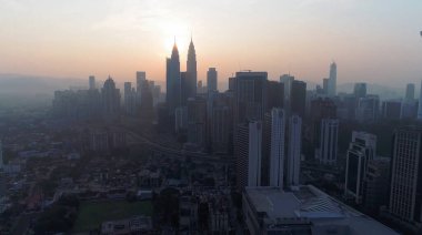 AERİAL. Kuala Lumpur şehrinde pembe gün doğumu.