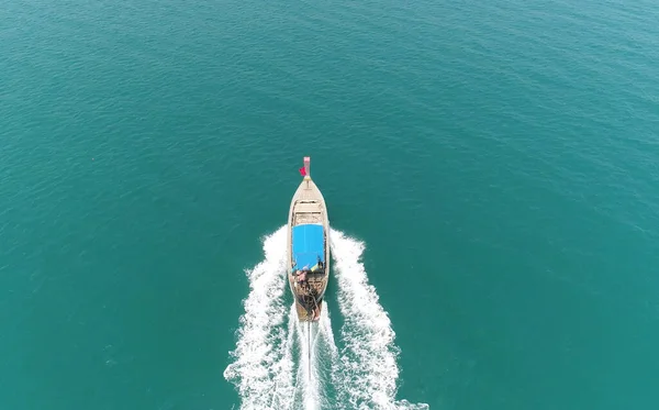 Madárszem nézet Aerial Drone Asian Tradition Boat lebegő tiszta kék óceán — Stock Fotó