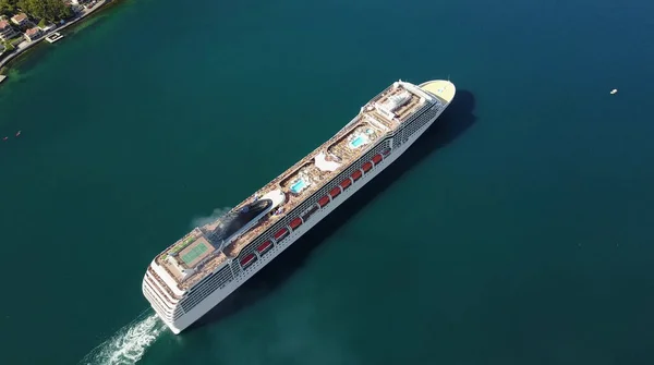 Luchtvaartmaatschappij. Hoge vlucht en bovenaanzicht van Enorme Luxe cruiseschip verder varen vanaf de haven kanaal als gevolg van zonsopgang in de lucht uitzicht — Stockfoto