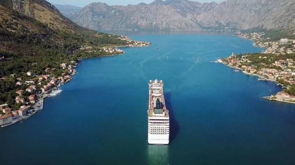 AERIAL. Alto vuelo y vista superior de enorme crucero de lujo proceder en la navegación desde el canal del puerto debido a la salida del sol en vista aérea —  Fotos de Stock