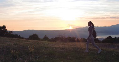 Yolcu dağlara doğru yürüyor..