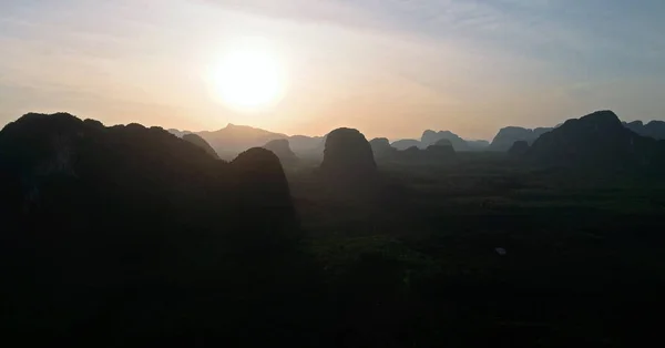 AERIAL. Landschaft der thailändischen Bergstraße. Flug über Palmen und Straße. — Stockfoto