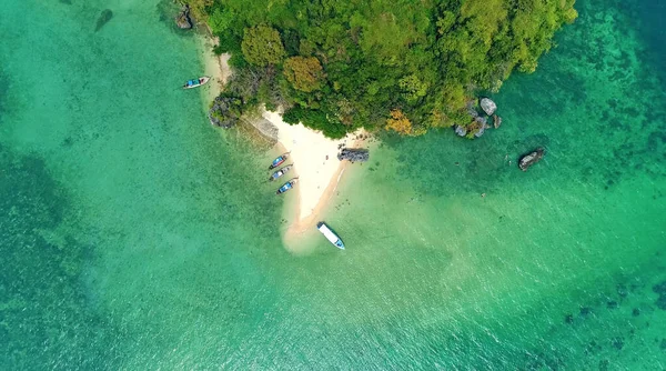 L'air. Vue de dessus des falaises de la lagune turquoise de la plage de l'île tropicale blanche et des îles à l'horizon Krabi, la plage ou vue de dessus de deux bateaux à longue queue sur l'eau émeraude — Photo