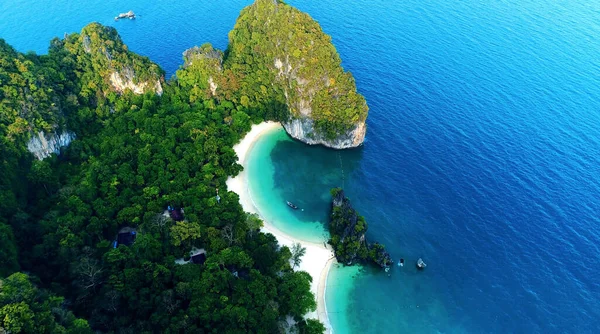 AIR. Top view of the cliffs of the turquoise beach lagoon of the tropical island white and the islands on the Krabi horizon, the beach or top view from two long-tail boats on emerald water — Stock Photo, Image