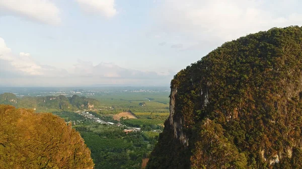 AERIAL. Epische und dramatische Aussicht auf die Berge im Süden Thailands nach Sonnenuntergang und vor Regen. Kamera bewegt sich über Gipfel Berge, riesige Wolken. — Stockfoto