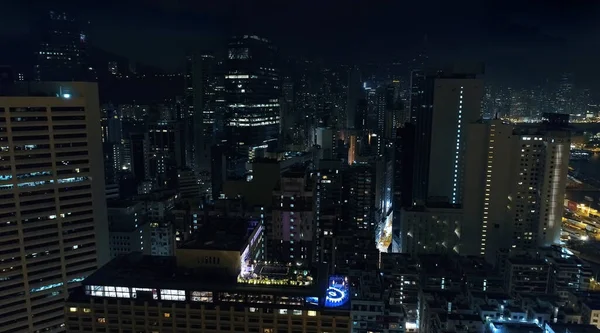 AERIAL. Ovanifrån av Hongkong skyline utsikt på natten. — Stockfoto