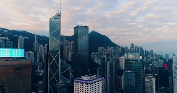 AERIALNE. Widok z góry na panoramę Hong Kongu w nocy. — Zdjęcie stockowe