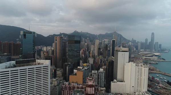 Luchtvaartmaatschappij. Top uitzicht van Hong Kong skyline uitzicht 's nachts tijd. — Stockfoto