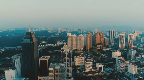 AERIAL. Filmisk stil av Kuala Lumpur stad från drönaren. Gul - blå färgfilm. — Stockfoto