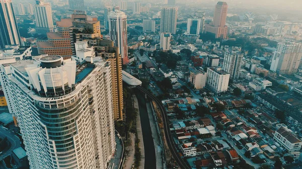 AERIAL. Filmisk stil av Kuala Lumpur stad från drönaren. Gul - blå färgfilm. — Stockfoto
