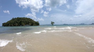 Koh Pu 'nun havadan görünüşü, Karbonhidrat Adası, Phuket, Tayland' daki Kata plajı.