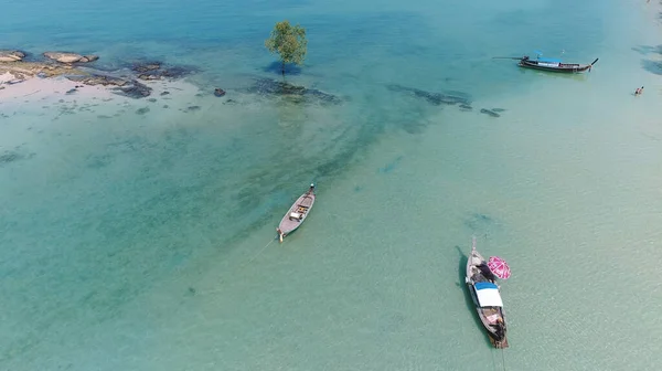 Vue de dessus ou vue aérienne de Belle eau cristalline et plage blanche avec des bateaux à longue queue en été de l'île tropicale appelée Koh Lipe à Satun, sud de la Thaïlande. — Photo