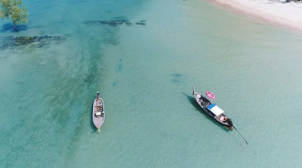 Vue de dessus ou vue aérienne de Belle eau cristalline et plage blanche avec des bateaux à longue queue en été de l'île tropicale appelée Koh Lipe à Satun, sud de la Thaïlande. — Photo