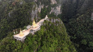 Tayland 'ın Krabi ilindeki Kaplan Mağarası Tapınağı veya Wat Thum Sua manzarası.