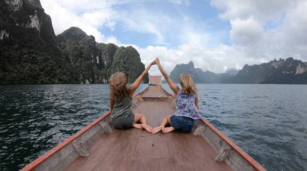 2人の若い女性旅行者、島でのロングテールボート旅行にチャオプラン湖でのホップ-タイでの遠足で冒険の女の子の観光客放浪者との放浪者と欲望と旅行のコンセプト — ストック写真