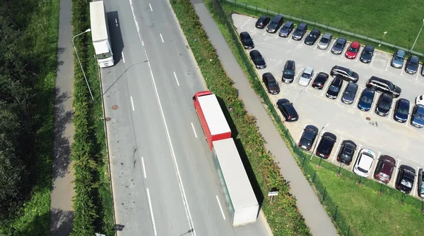 Luchtfoto van vrachtwagens lossen in logistiek centrum — Stockfoto