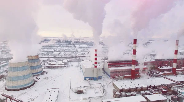 Luftaufnahme des Heiz- und Kraftwerks. Kalter Wintertag. — Stockfoto