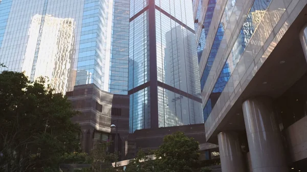 Modern gökdelenlerin mavi gökyüzüne karşı alt görünümü