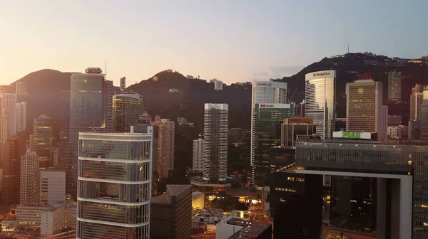 Rozmazal všechny viditelné značky a loga. Letecký pohled na město Hongkong v časných ranních hodinách. — Stock fotografie