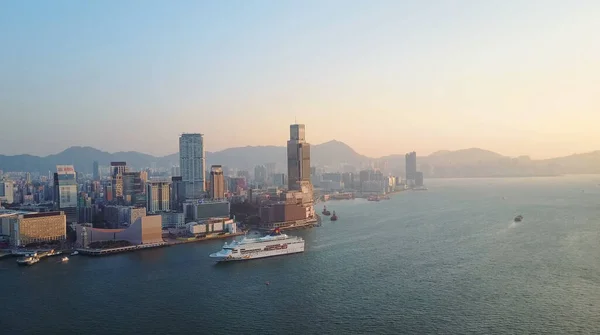 Letecký výhled na Hong Kong City v časných ranních hodinách. Victoria Bay a obrovská loď. — Stock fotografie