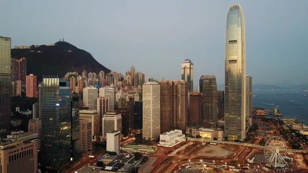 Θόλωσε όλες τις ορατές μάρκες και λογότυπα. Αεροφωτογραφία της πόλης του Χονγκ Κονγκ νωρίς το πρωί. — Φωτογραφία Αρχείου