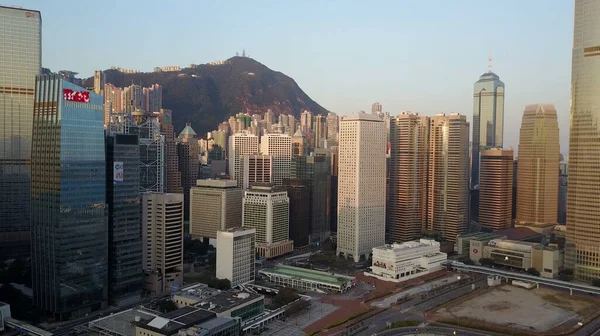Θόλωσε όλες τις ορατές μάρκες και λογότυπα. Αεροφωτογραφία της πόλης του Χονγκ Κονγκ νωρίς το πρωί. — Φωτογραφία Αρχείου