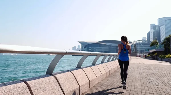 Jeune femme fitness coureuse courir à Hong Kong — Photo