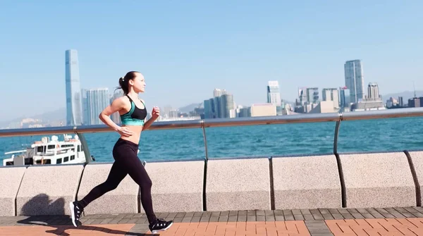 Jeune femme fitness coureuse courir à Hong Kong — Photo